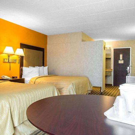 Quality Inn Windsor Locks Exterior photo