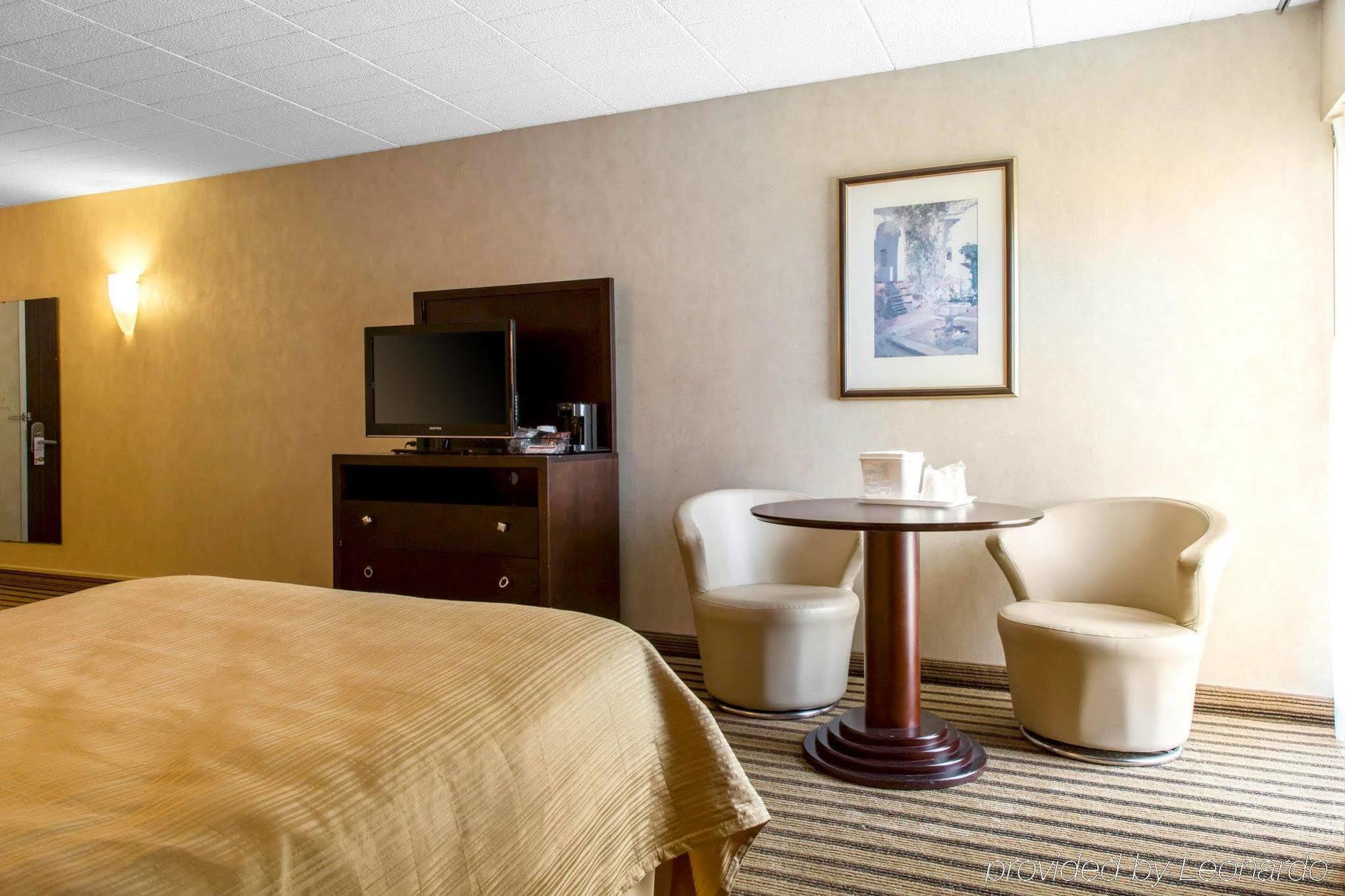 Quality Inn Windsor Locks Exterior photo