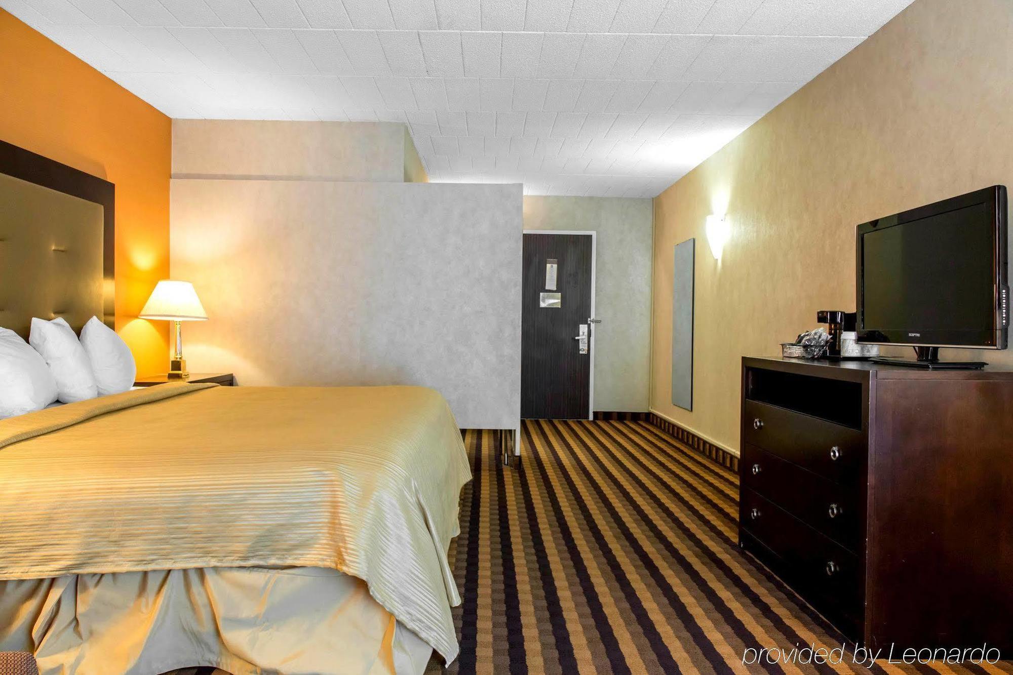 Quality Inn Windsor Locks Exterior photo